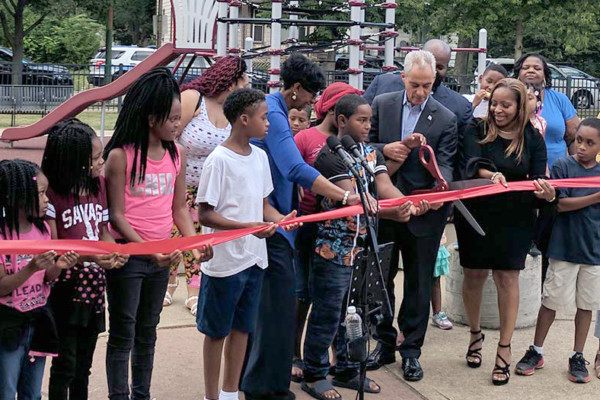 CPS students and Chicago Mayor Rahm Emanuel at the ribbon cutting