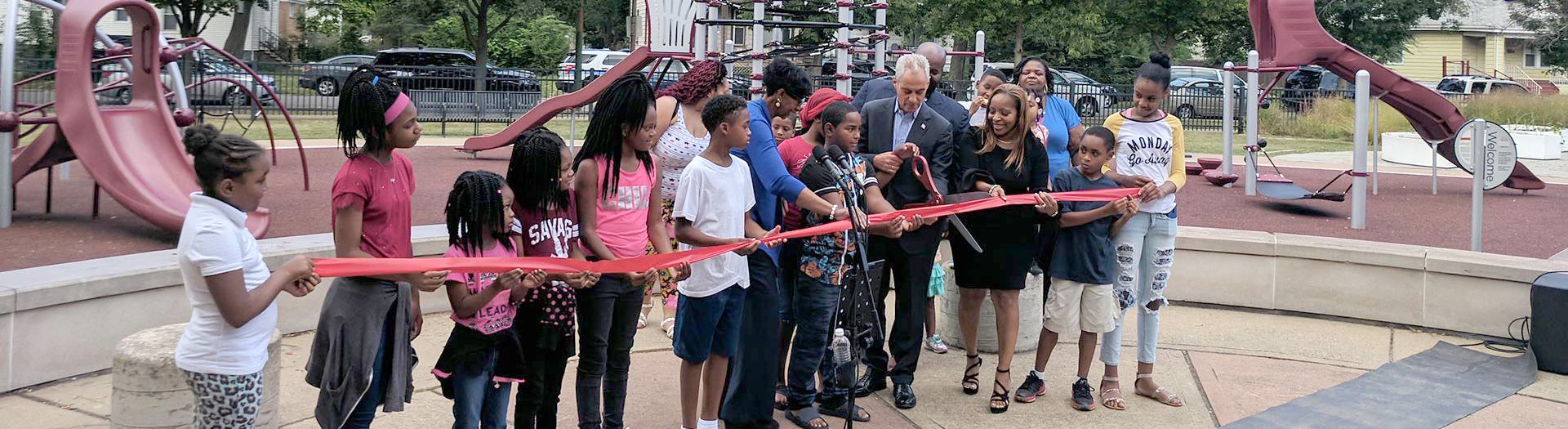 CPS students and Chicago Mayor Rahm Emanuel at the ribbon cutting